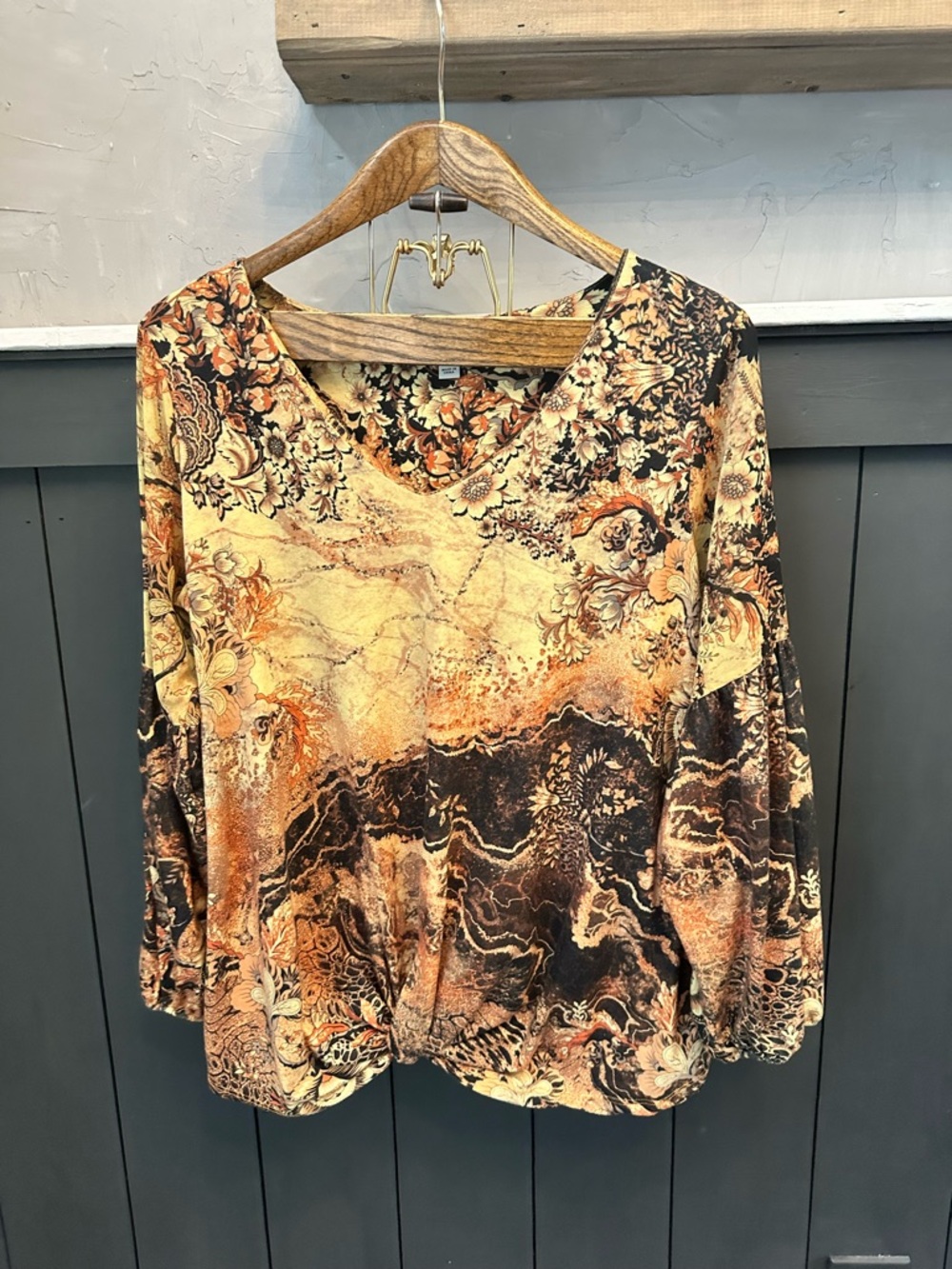One World Floral Marble Look V-Neck Long Sleeve Top in Brown/Gold size L